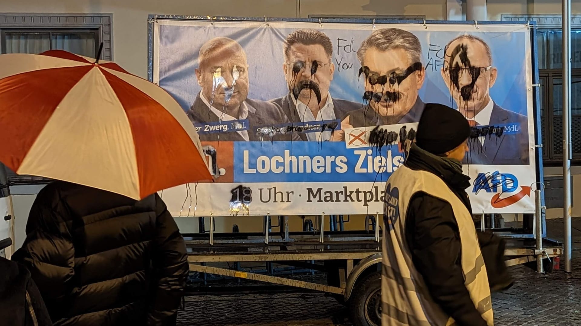 Die Stimmung vor der Wahl ist aufgeheizt: Vor dem Besuch der AfD-Spitzenkandidaten zur Unterstützung von Tim Lochner sind viele Plakate beschmiert worden.