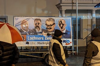 Die Stimmung vor der Wahl ist aufgeheizt: Vor dem Besuch der AfD-Spitzenkandidaten zur Unterstützung von Tim Lochner sind viele Plakate beschmiert worden.
