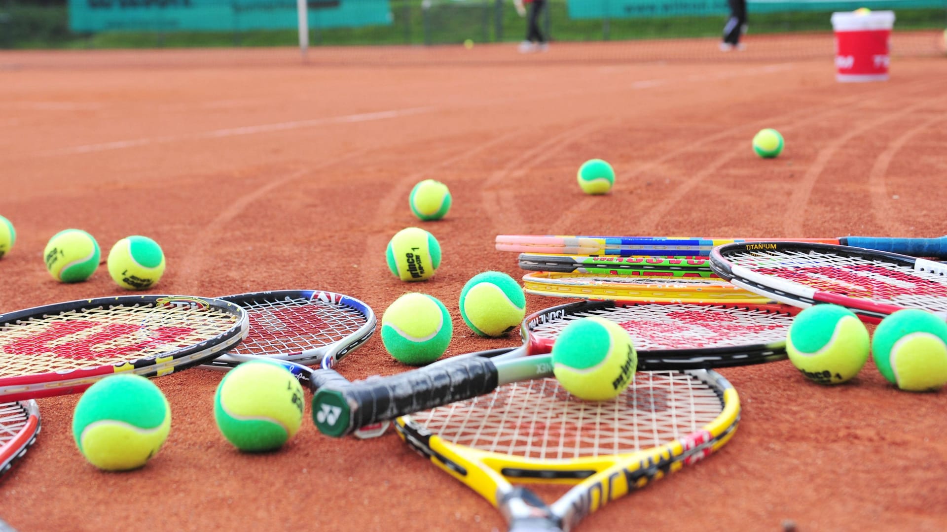 Tennistraining (Symbolbild): In Bremerhaven sollen mindestens 14 Jungen Opfer eines 45-Jährigen geworden sein. Tennistraining (Symbolbild): In Bremerhaven sollen mindestens 14 Jungen Opfer eines 45-Jährigen geworden sein.