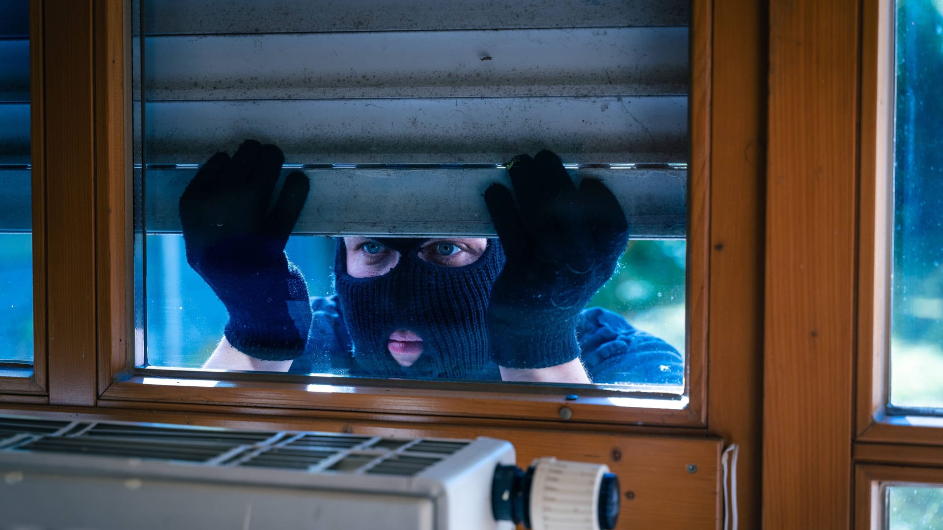 Als eine Frau nachts aufwacht, sieht sie zwei Einbrecher in ihrem Schlafzimmer.