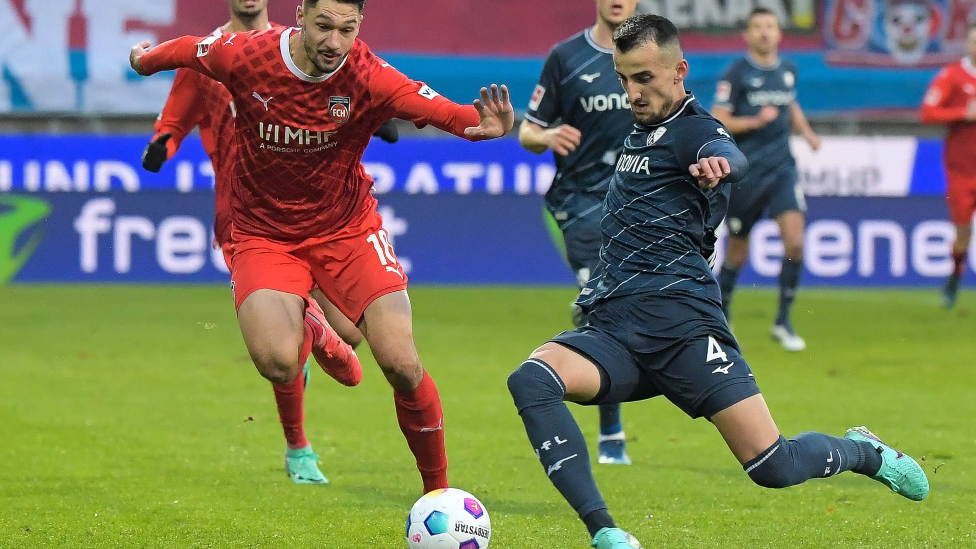 Kampf um jeden Zentimeter: Der 1. FC Heidenheim und der VfL Bochum schenkten sich nichts. Kampf um jeden Zentimeter: Der 1. FC Heidenheim und der VfL Bochum schenkten sich nichts.