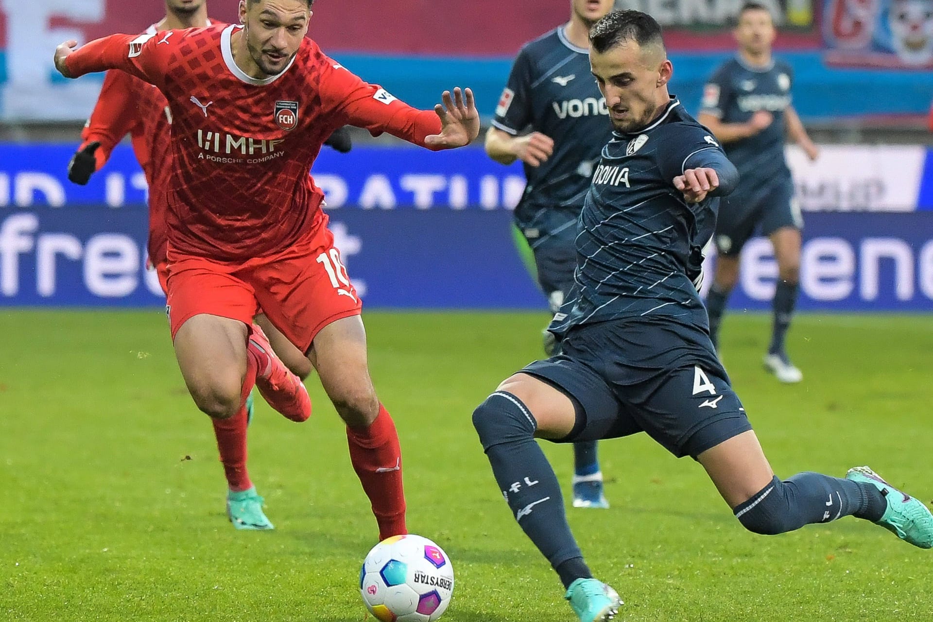 Kampf um jeden Zentimeter: Der 1. FC Heidenheim und der VfL Bochum schenkten sich nichts.