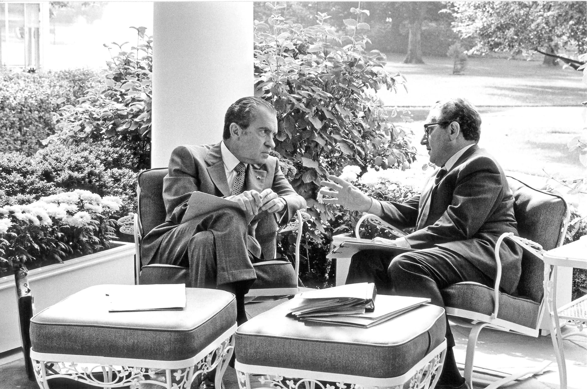 Kissinger mit Richard Nixon im Garten des Weißen Hauses: Als Nationaler Sicherheitsberater und später Außenminister war er eine der wichtigsten Figuren im Kabinett des US-Präsidenten.