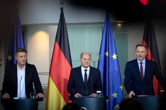 Berlin: Wirtschaftsminister Habeck, Kanzler Scholz, Finanzminister Lindner (von links).