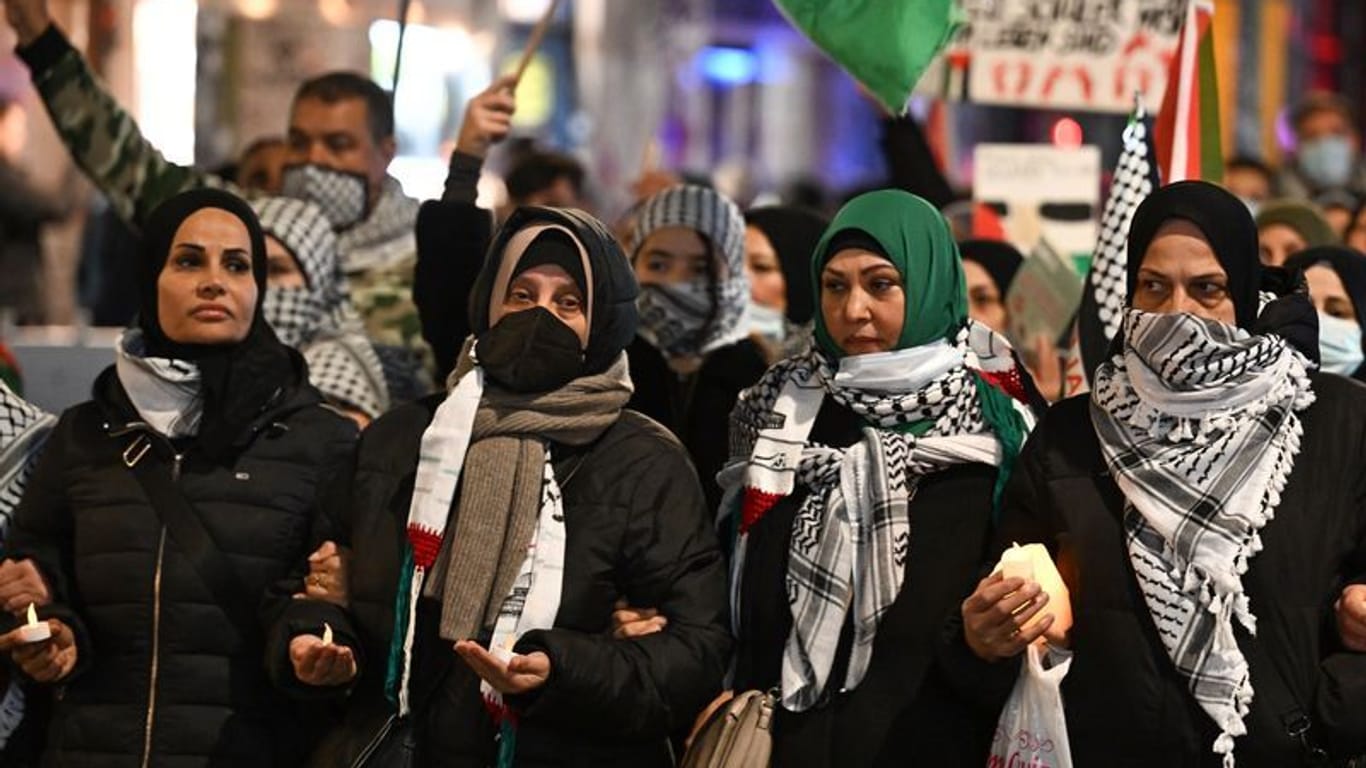 Berlin: Frauen nehmen in Kreuzberg an einem Schweigemarsch in Solidarität mit den Opfern in Gaza teil.