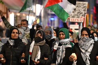 Berlin: Frauen nehmen in Kreuzberg an einem Schweigemarsch in Solidarität mit den Opfern in Gaza teil.