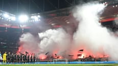 Eintracht-Fans nebeln Kurve ein