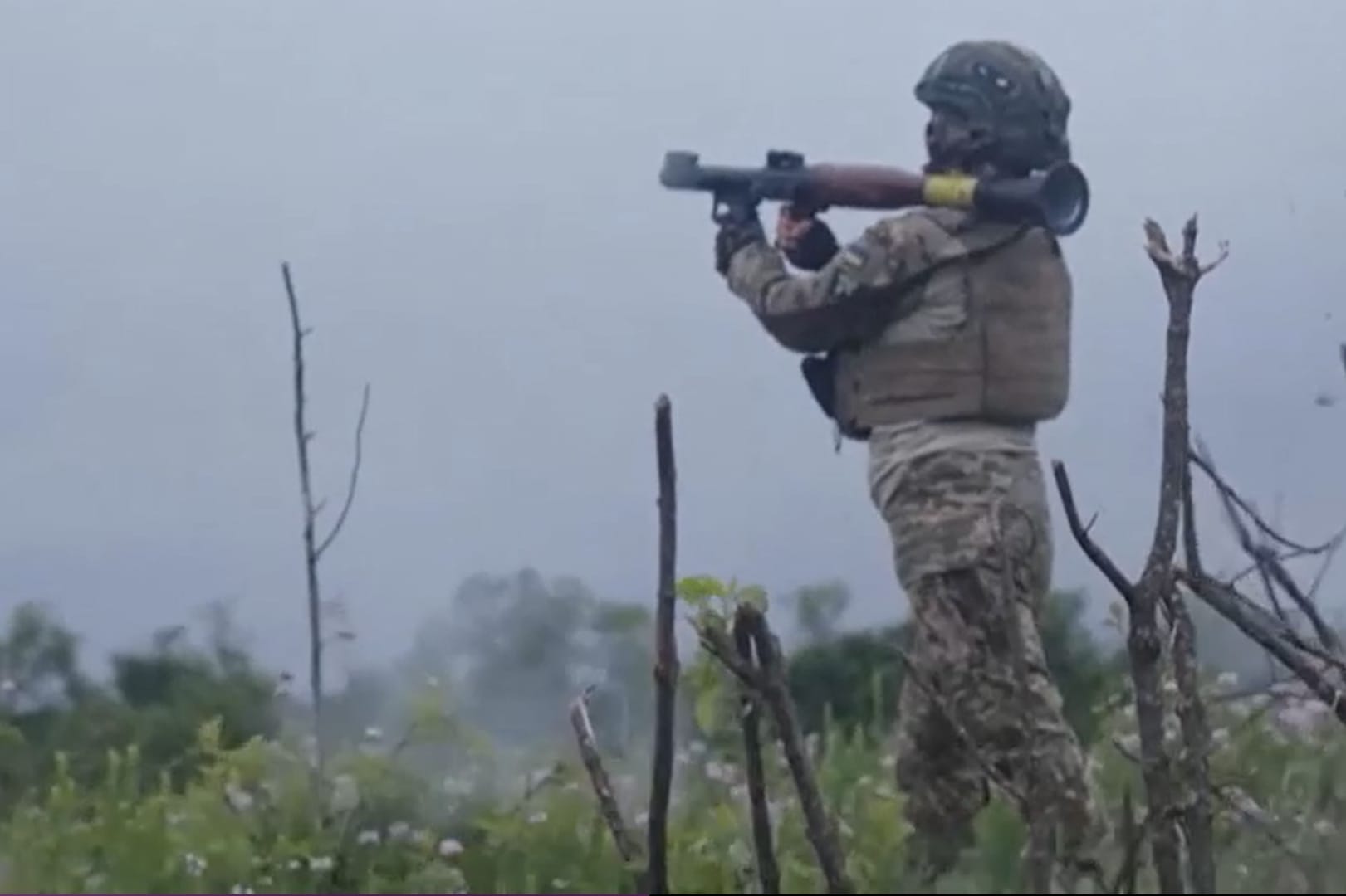 Ein ukrainischer Soldat feuert mit einem Raketenwerfer.