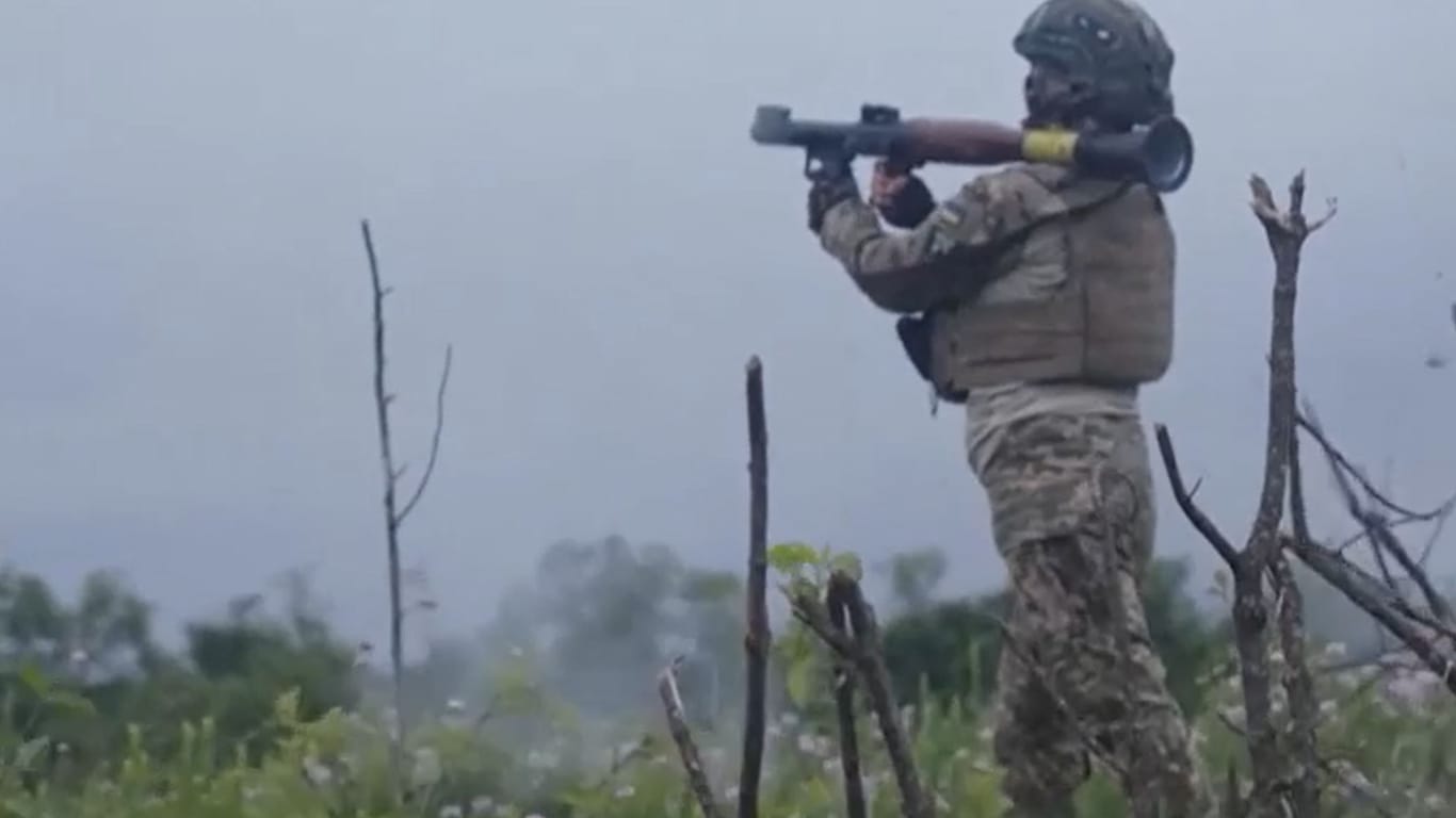 Ein ukrainischer Soldat feuert mit einem Raketenwerfer.
