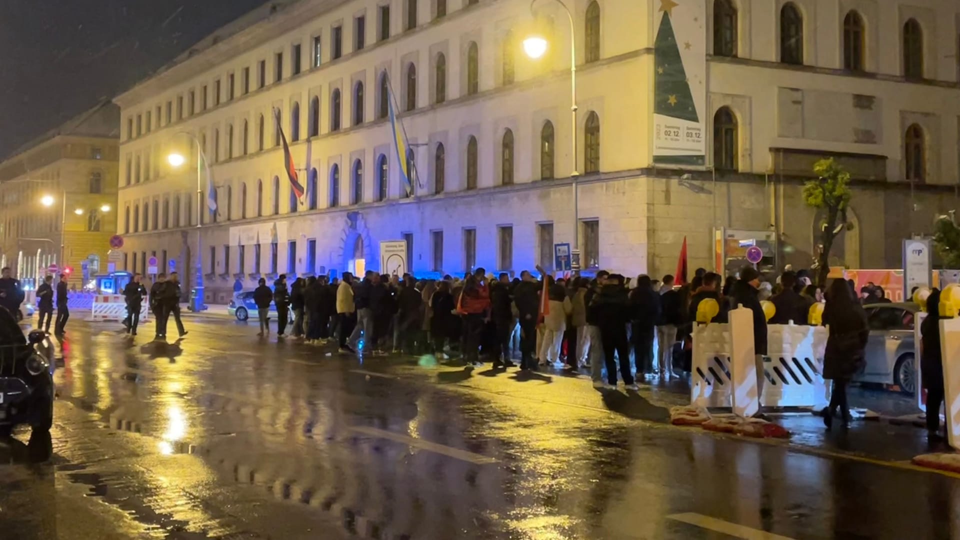 Ein Autokorso zog am Dienstagabend auch über die Ludwigstraße.