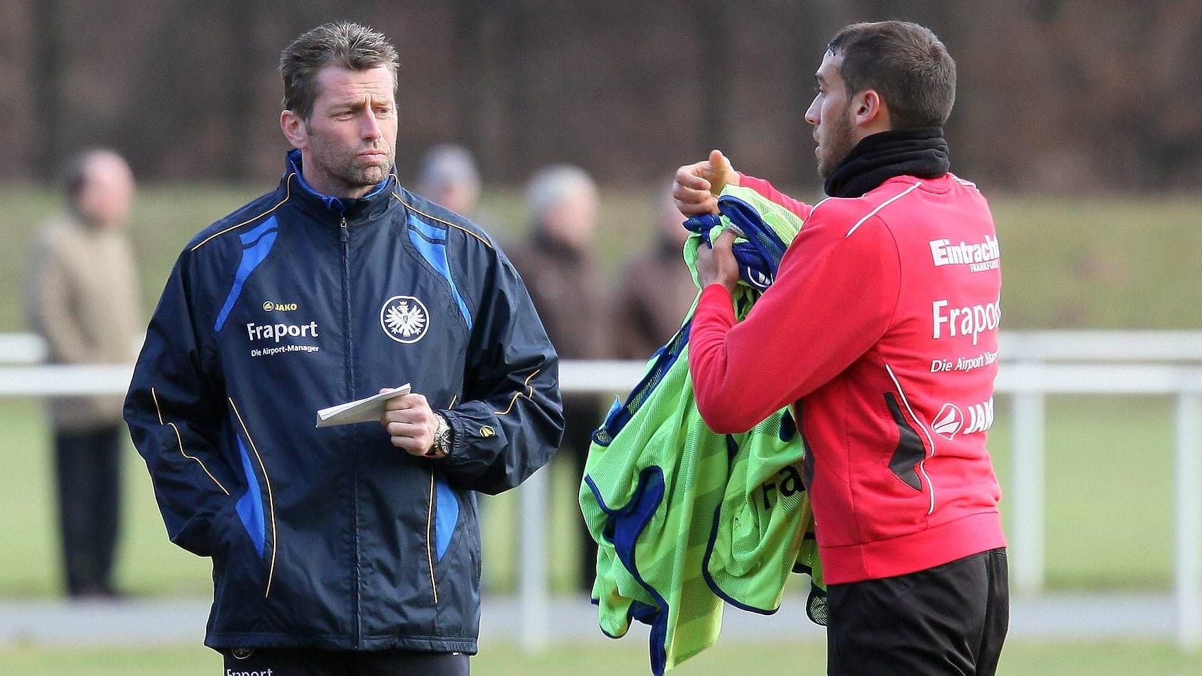 Cenk Tosun (r.) im Gespräch mit dem damaligen Eintracht-Trainer Michael Skibbe während seiner Zeit in Frankfurt (2009-11).