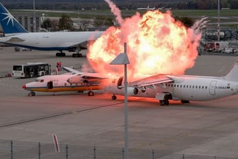 Köln/Bonn Flughafen: Ein Feuerball ist während einer Übung über zwei Flugzeugen zu sehen.