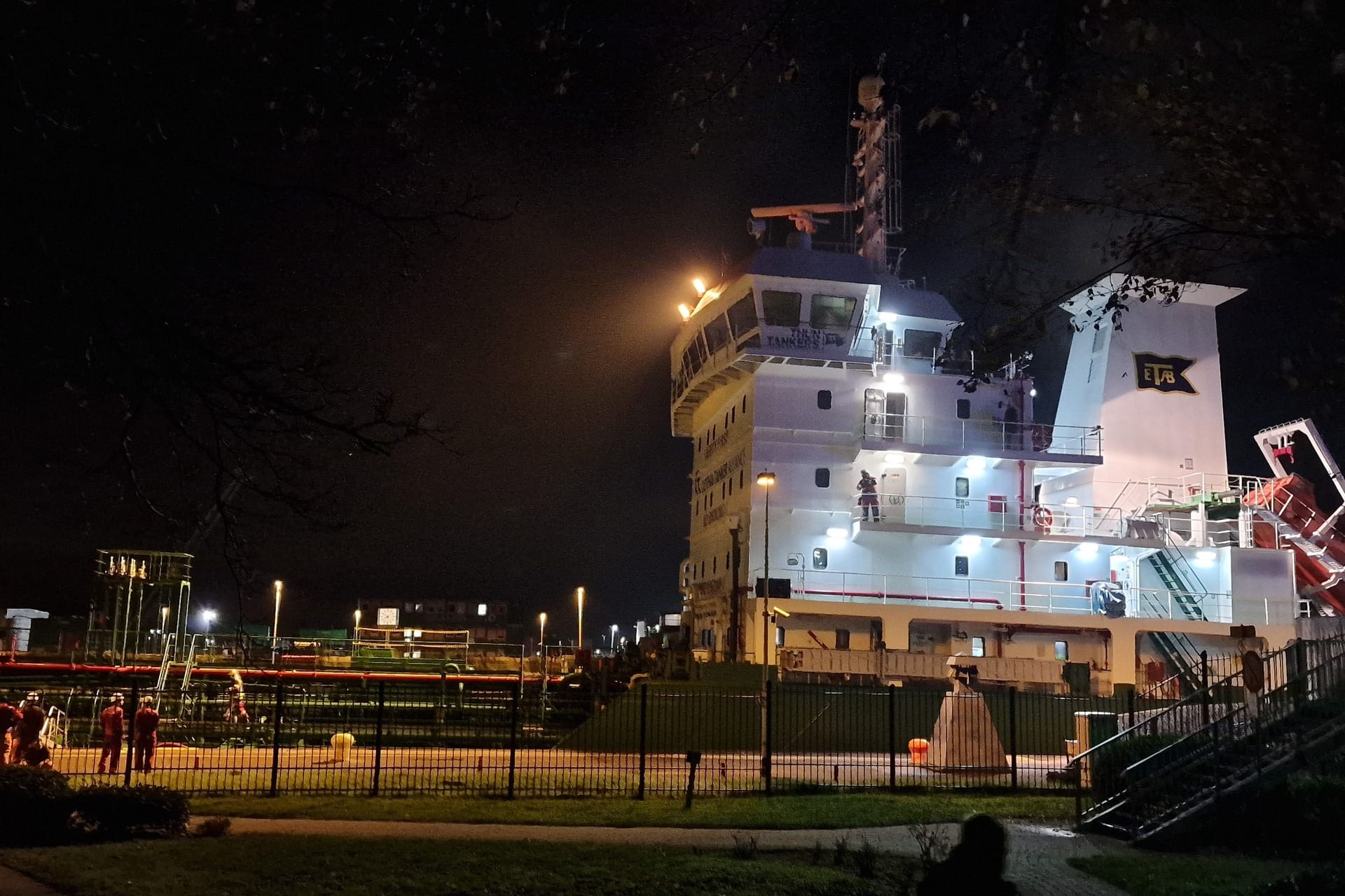 Die Thun Gothenburg: Das Schiff liegt in einer Schleuse des Nord-Ostsee-Kanals.