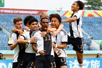 Deutschlands Spieler feiern das 1:0 von Charles Herrmann: Gegen die USA wurde es ein enges Spiel.