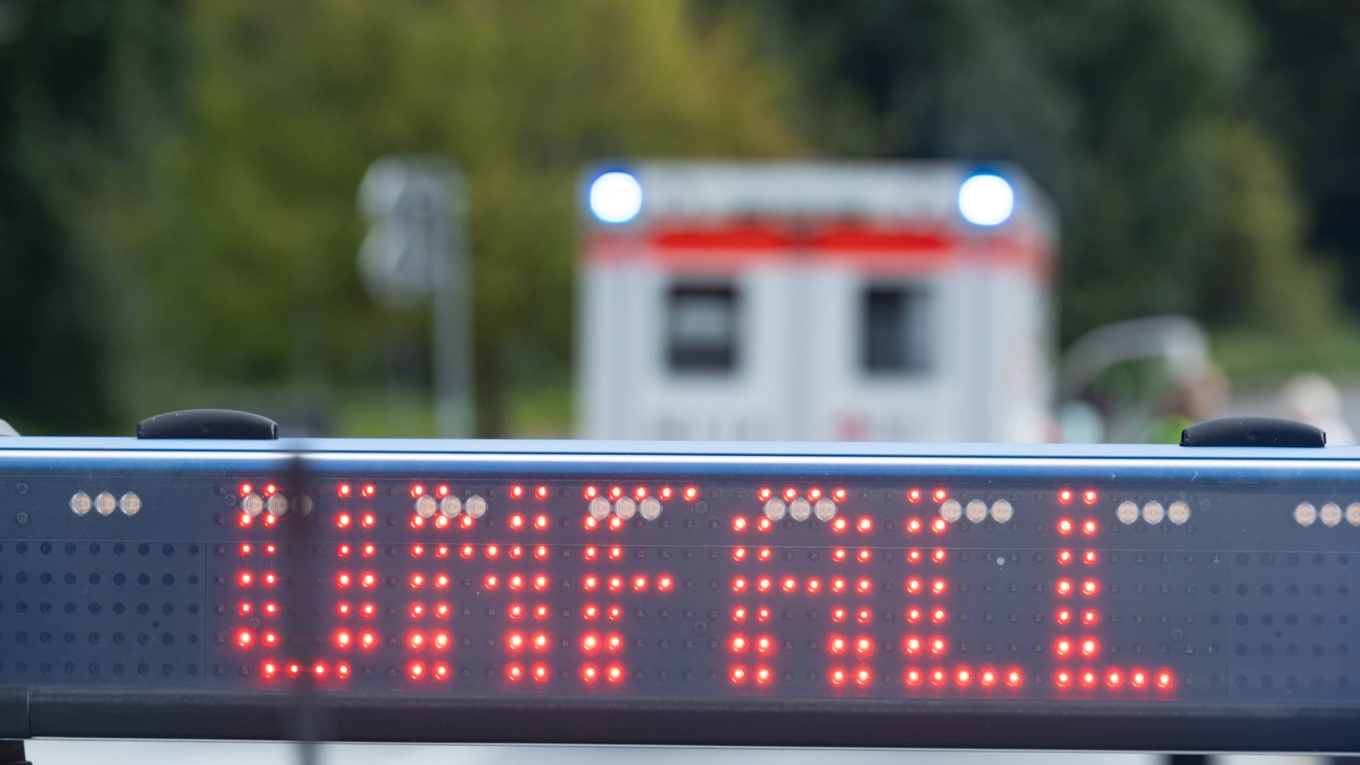 Polizei und Rettungswagen an einem Unfallort (Symbolbild): Für die Frau kam jede Hilfe zu spät.