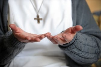 Eine Nonne hält ihre Hände offen vor sich (Symbolbild): In München hat eine Ordensschwester wohl Schlimmeres verhindert.