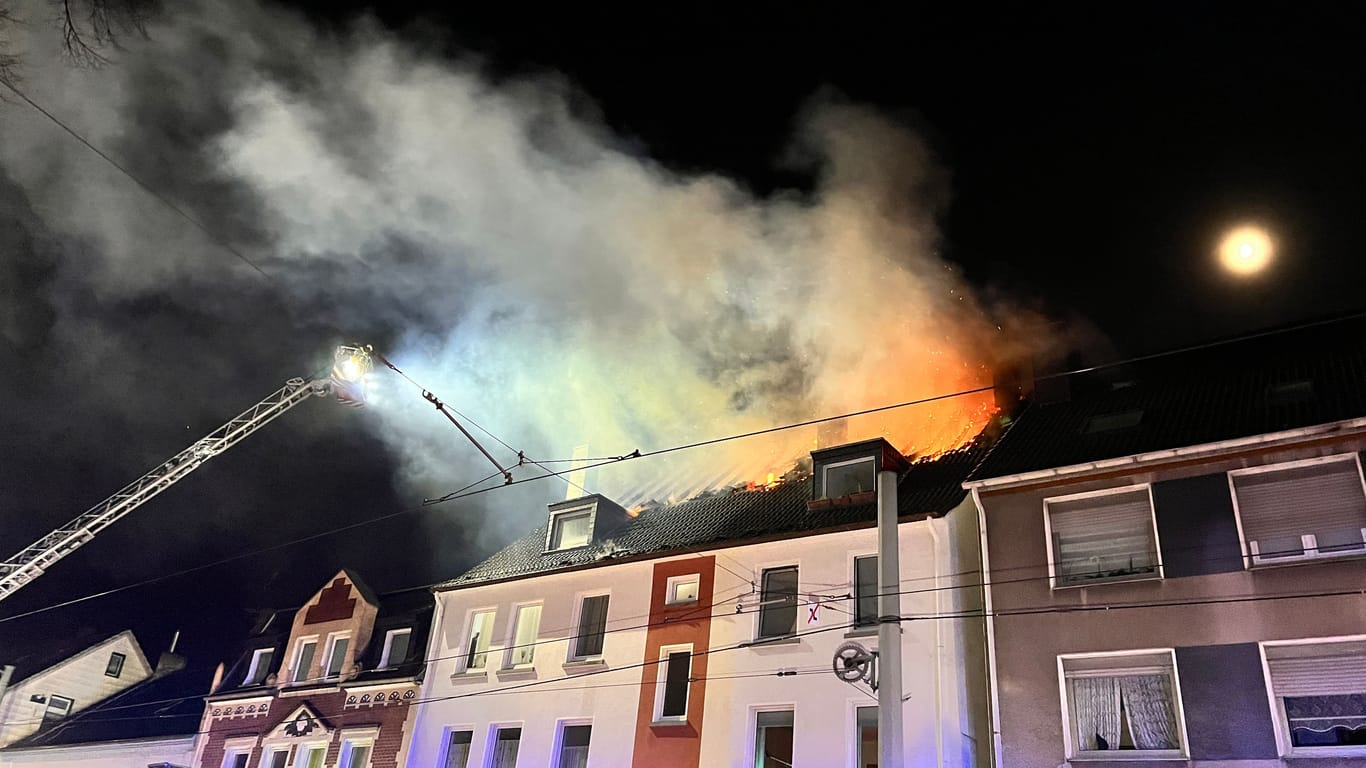 Wohnungsbrand in Bochum-Wattenscheid: Die Feuerwehr war im Großeinsatz.