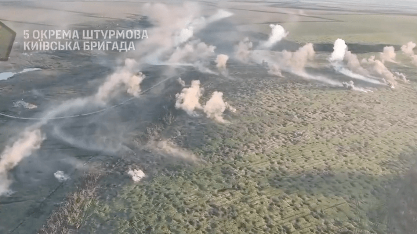 Rauch steigt auf einem Feld auf: Offenbar sind russische Panzer getroffen worden.