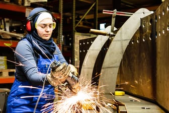 Eine junge Auszubildende in einer Werkstatt (Symbolbild): Im dritten Quartal 2023 arbeiteten so viele Menschen wie nie zuvor in Deutschland.