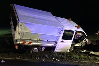 Der Kleintransport blieb nach dem Unfall im Straßengraben liegen.