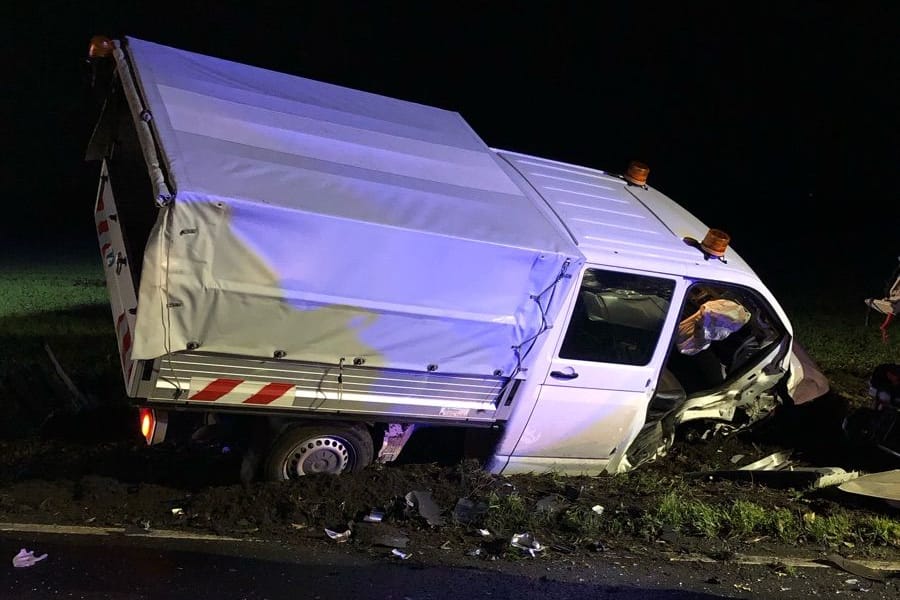 Der Kleintransport blieb nach dem Unfall im Straßengraben liegen.