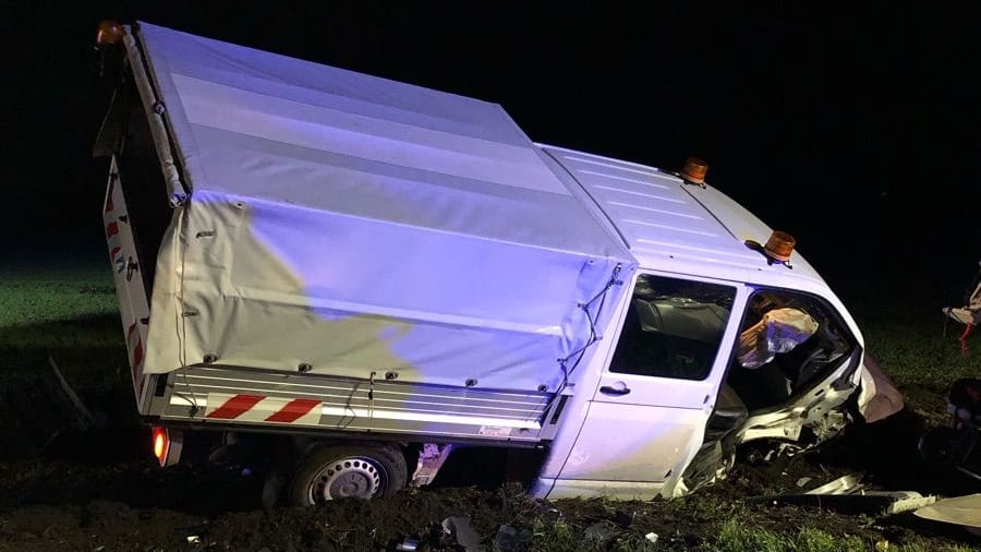 Der Kleintransport blieb nach dem Unfall im Straßengraben liegen. Der Kleintransport blieb nach dem Unfall im Straßengraben liegen.