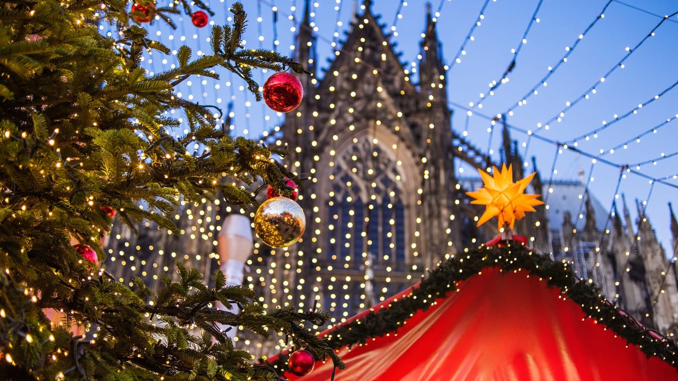 In Köln lohnt sich ein Besuch des Weihnachtsmarkts am Dom immer.