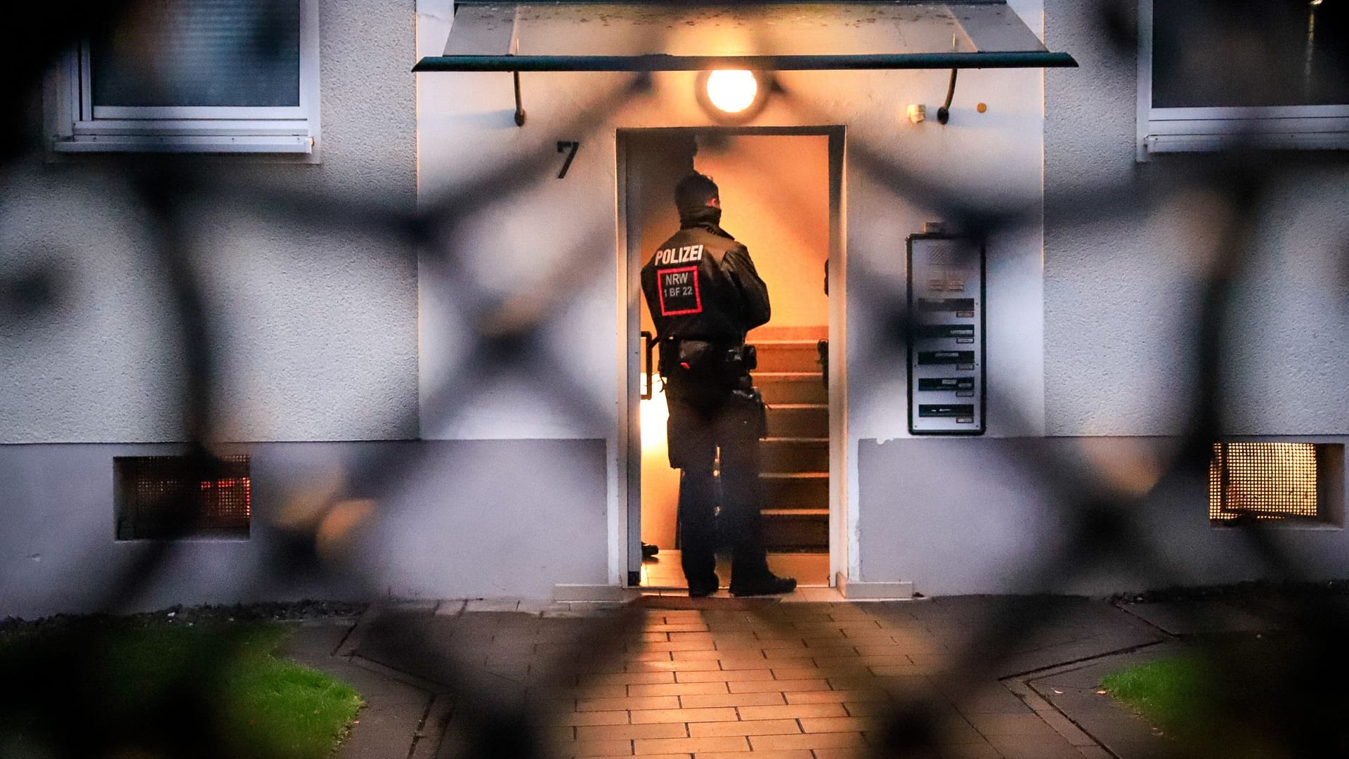 Einsatzkräfte sind am Donnerstagmorgen gegen Mitglieder und Anhänger der islamistischen Hamas und des pro-palästinensischen Vereins Samidoun vorgegangen.