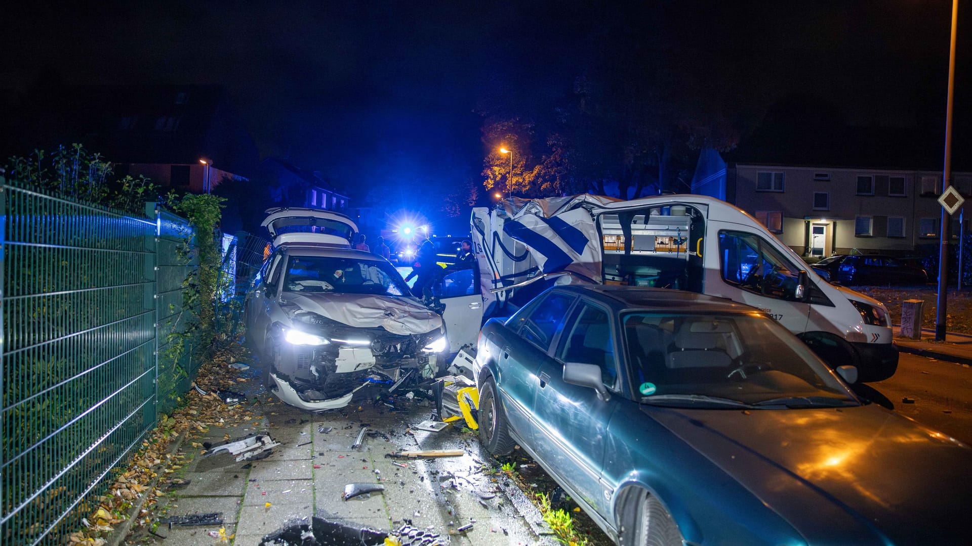 Der verunfallte VW Golf: Der Fahrer gab an, unter Drogen zu stehen.