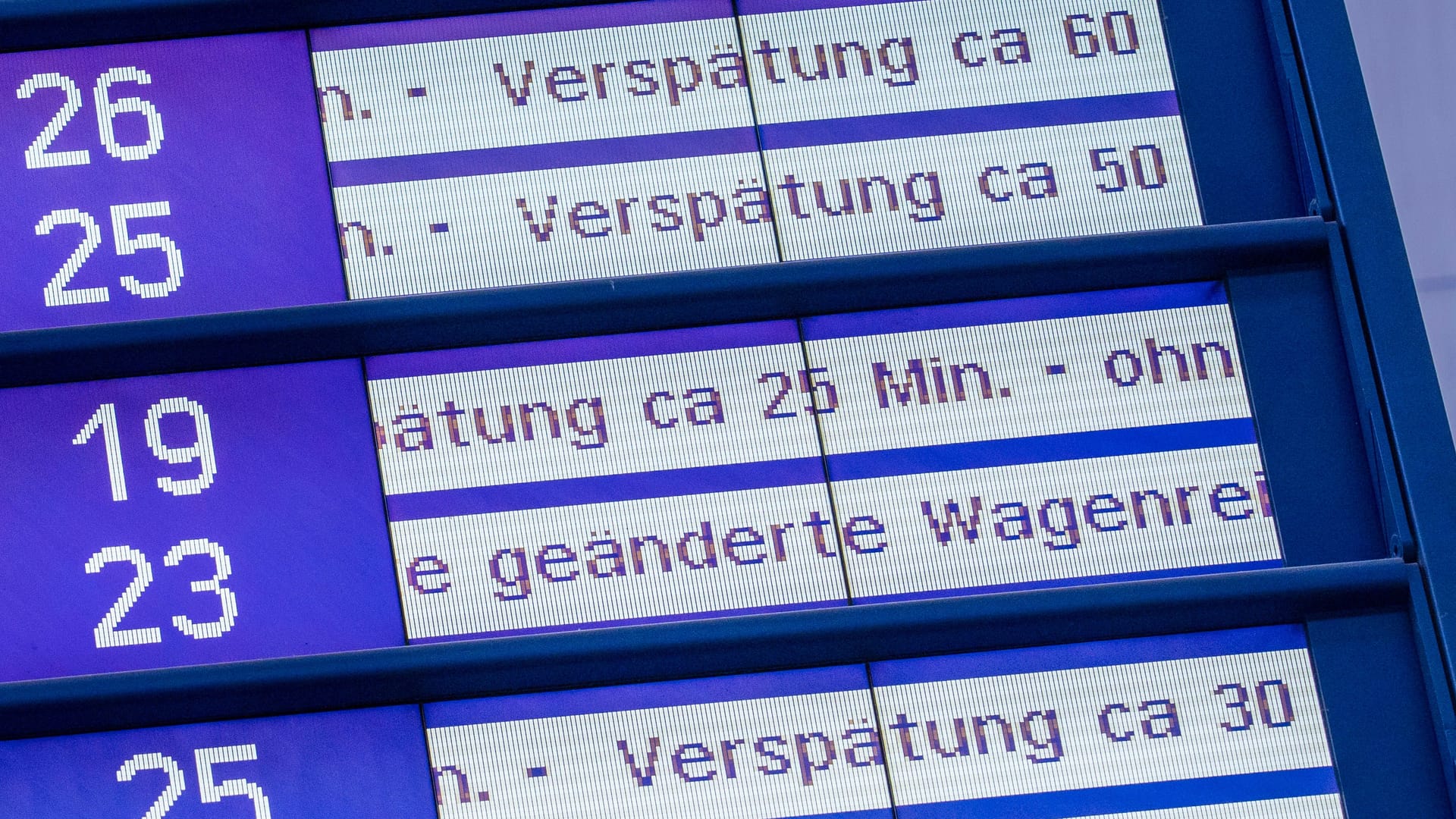 Tafel zeigt Verspätungen an (Symbolbild): Deutsche Bahn verpasst erneut ihr eigenes Pünktlichkeitsziel.