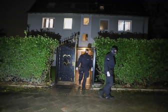 Vermummte Beamte vor einem Wohnhaus in Bochum: Nach ersten Informationen soll hier ein Unterstützer der Hamas in Deutschland wohnen.