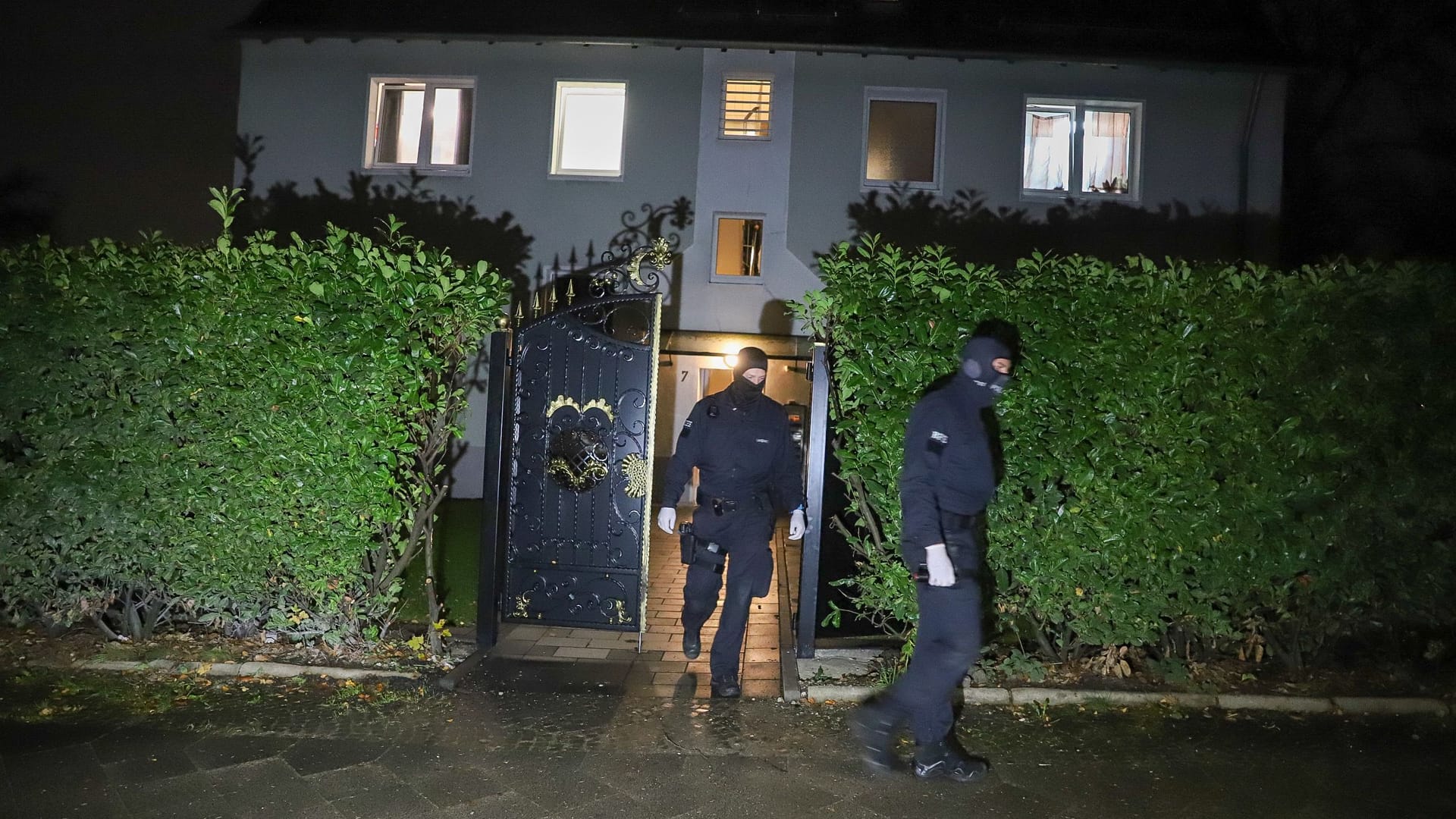 Vermummte Beamte vor einem Wohnhaus in Bochum: Nach ersten Informationen soll hier ein Unterstützer der Hamas in Deutschland wohnen.