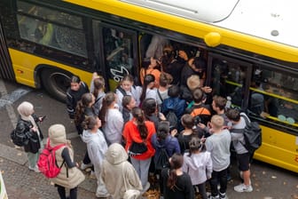Bus in Berlin (Archivbild): Vorsichtshalber wurden mehrere Linien auf der Köpenicker Straße eingestellt.
