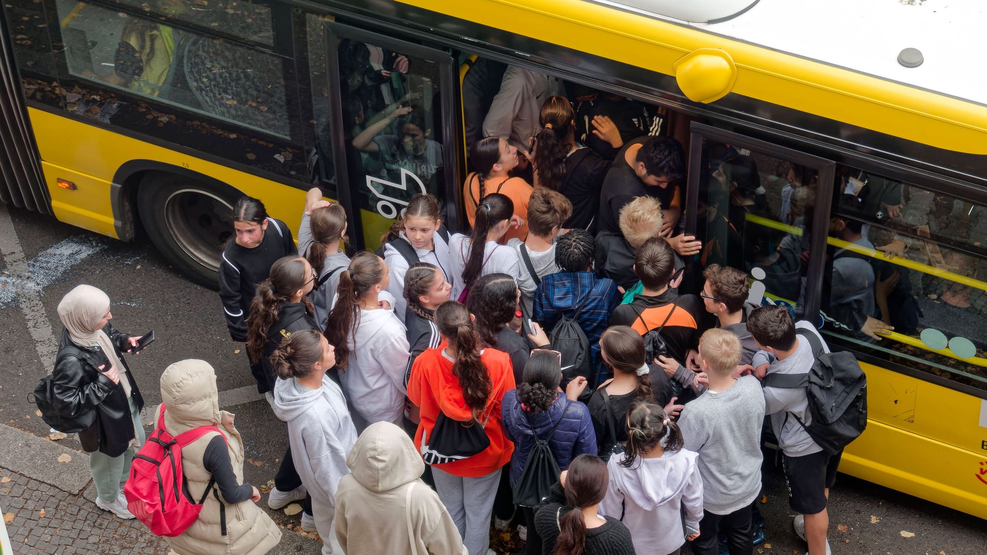 Bus in Berlin (Archivbild): Vorsichtshalber wurden mehrere Linien auf der Köpenicker Straße eingestellt. Bus in Berlin (Archivbild): Vorsichtshalber wurden mehrere Linien auf der Köpenicker Straße eingestellt.