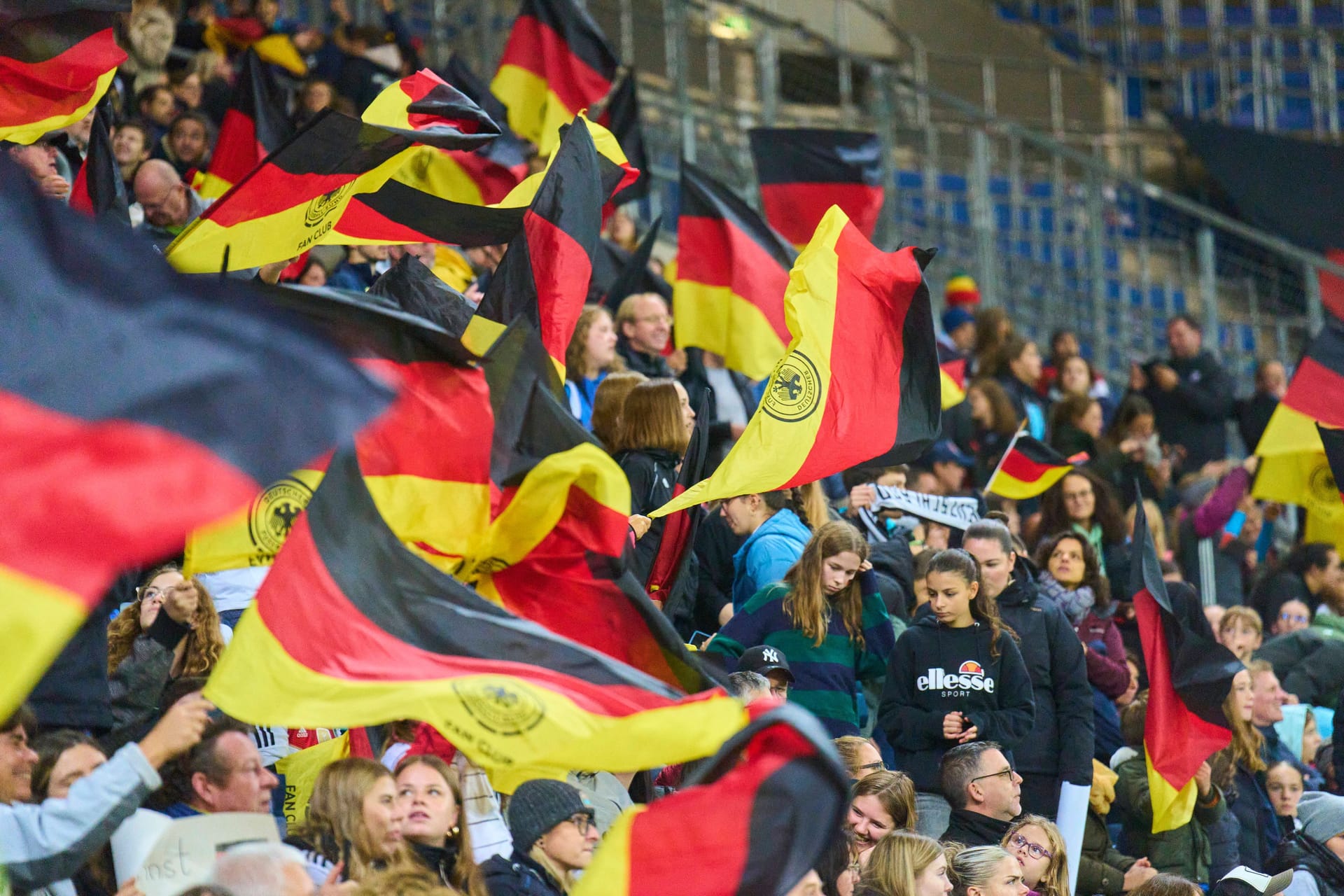 Deutschland-Fans bei einem Länderspiel. Beim DFB ändert sich etwas.