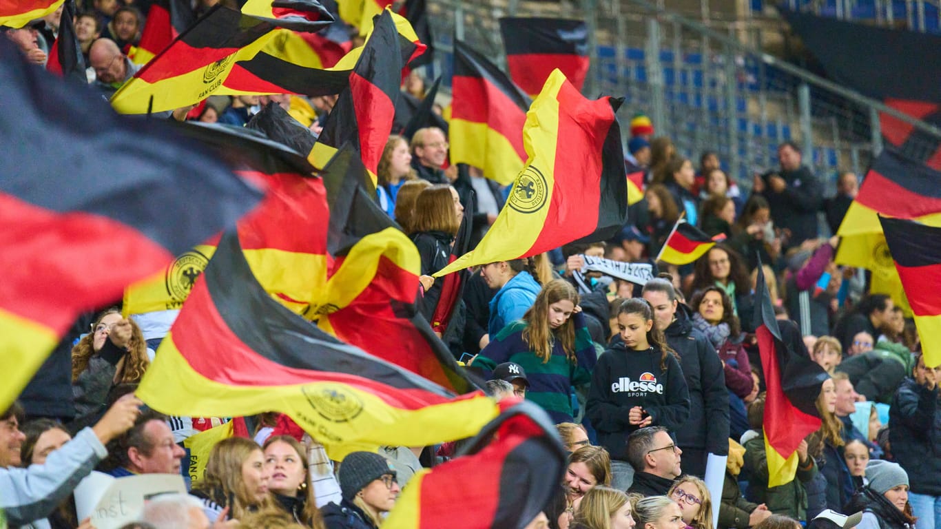 Deutschland-Fans bei einem Länderspiel. Beim DFB ändert sich etwas.