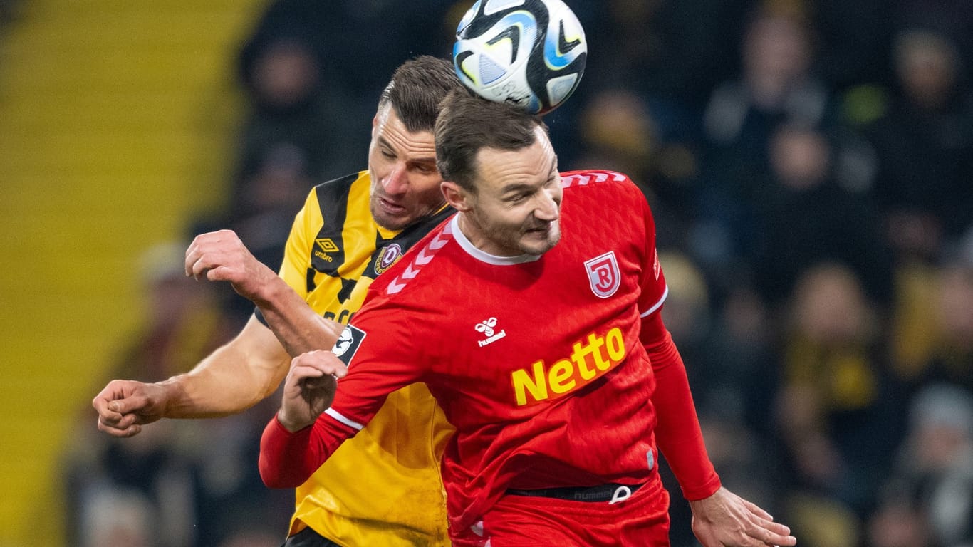 Dynamos Stefan Kutschke (links) gegen Regensburgs Florian Ballas.