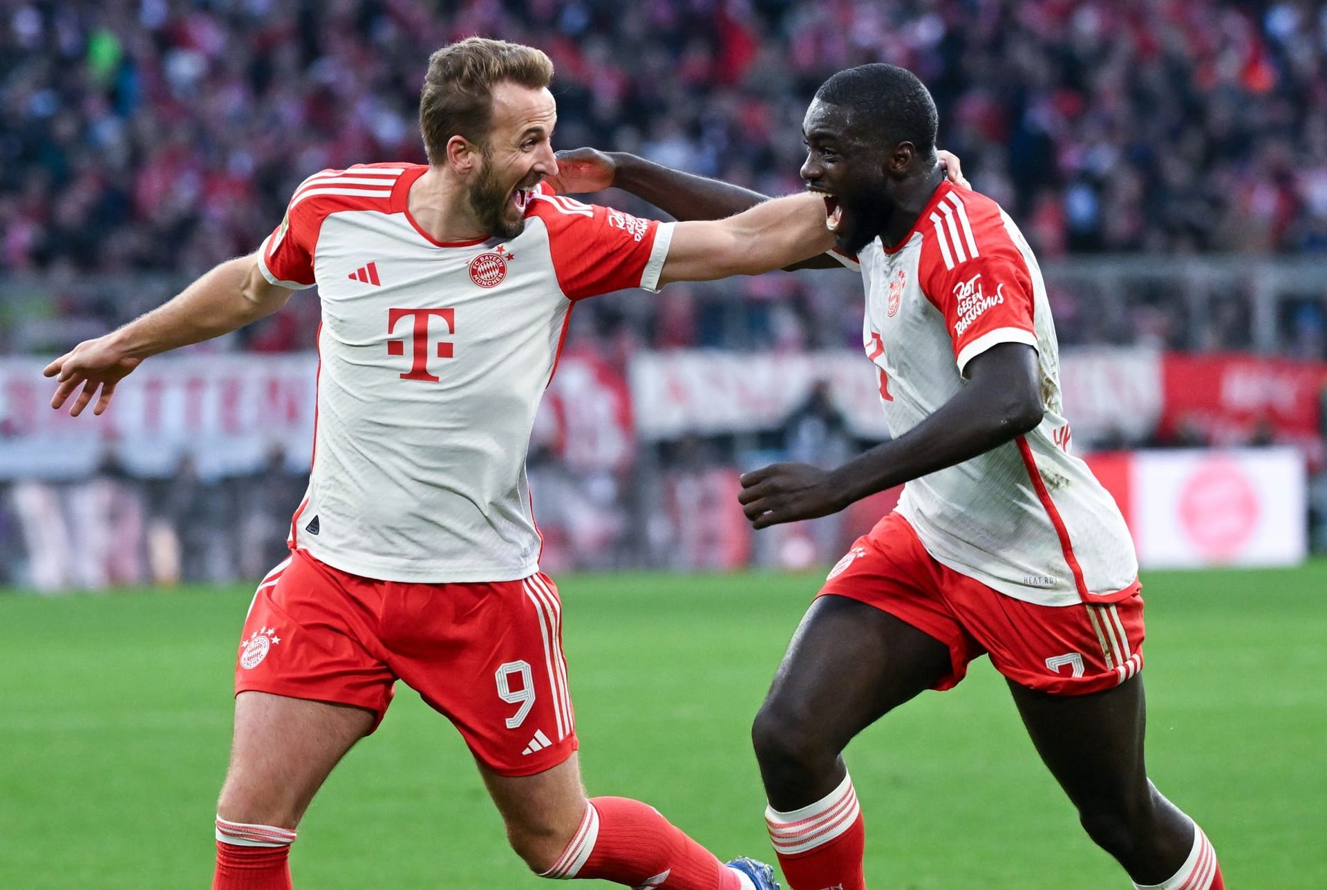 Dayot Upamecano (r., bis 60. Minute): Bei Heidenheims erster Freistoßchance gerade noch dazwischen. Kam nach einem Freistoß zum Kopfball, der aber deutlich rechts vorbeiging (9.). Ließ sich überspielen, stoppte Kleindienst dann aber noch im Strafraum (20.). Fahrlässiger Fehlpass direkt vor der Pause. Noch nicht wieder im Vollbesitz seiner Kräfte. Note 3