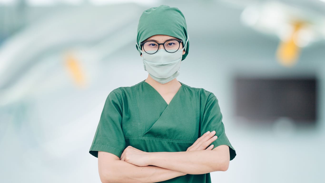 Chirurgin in grüner OP-Kleidung