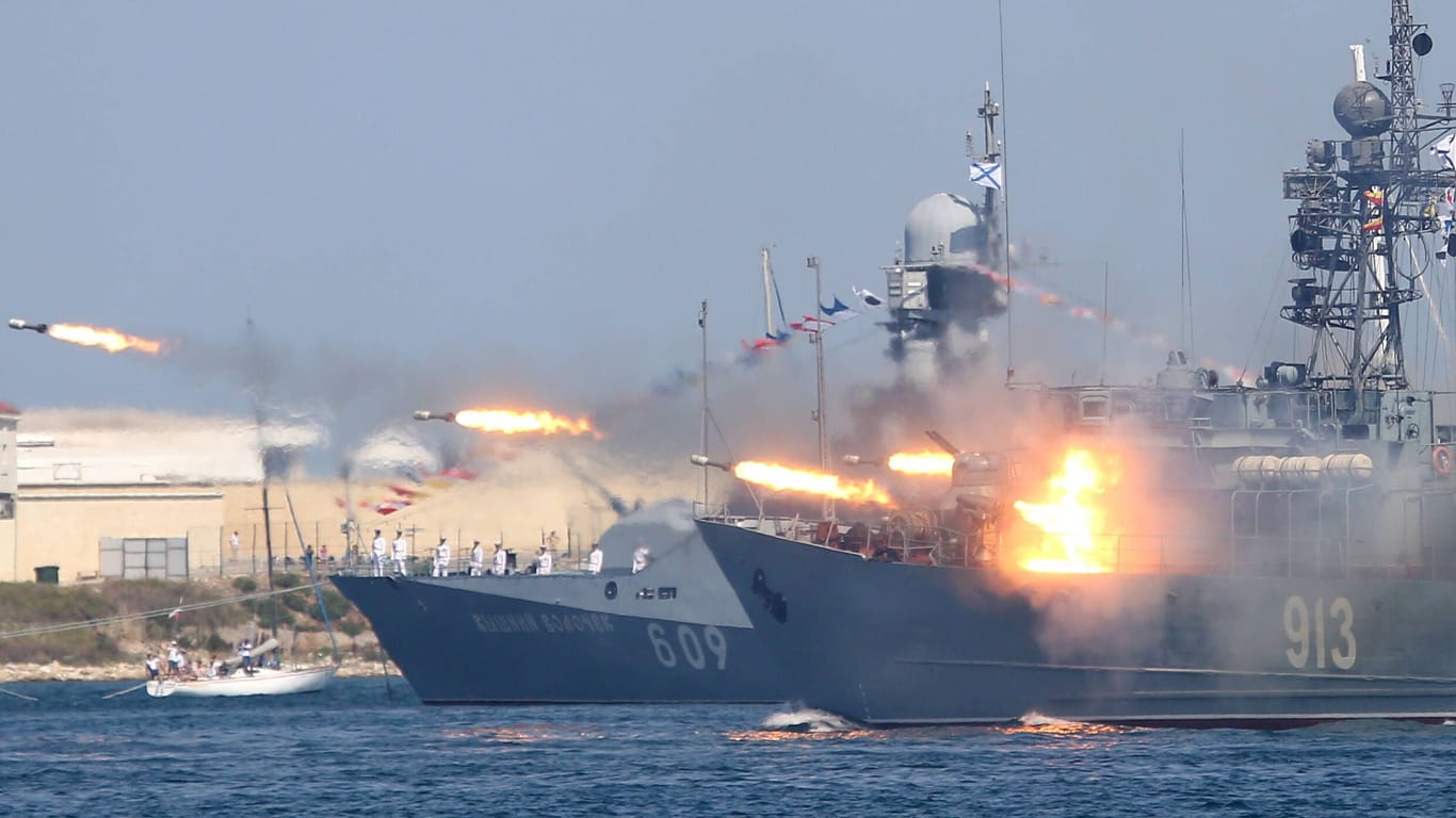 Die Schwarzmeerflotte bei einer Parade (Archivbild): Der Stolz der russischen Marine könnte erneut verlegt werden.