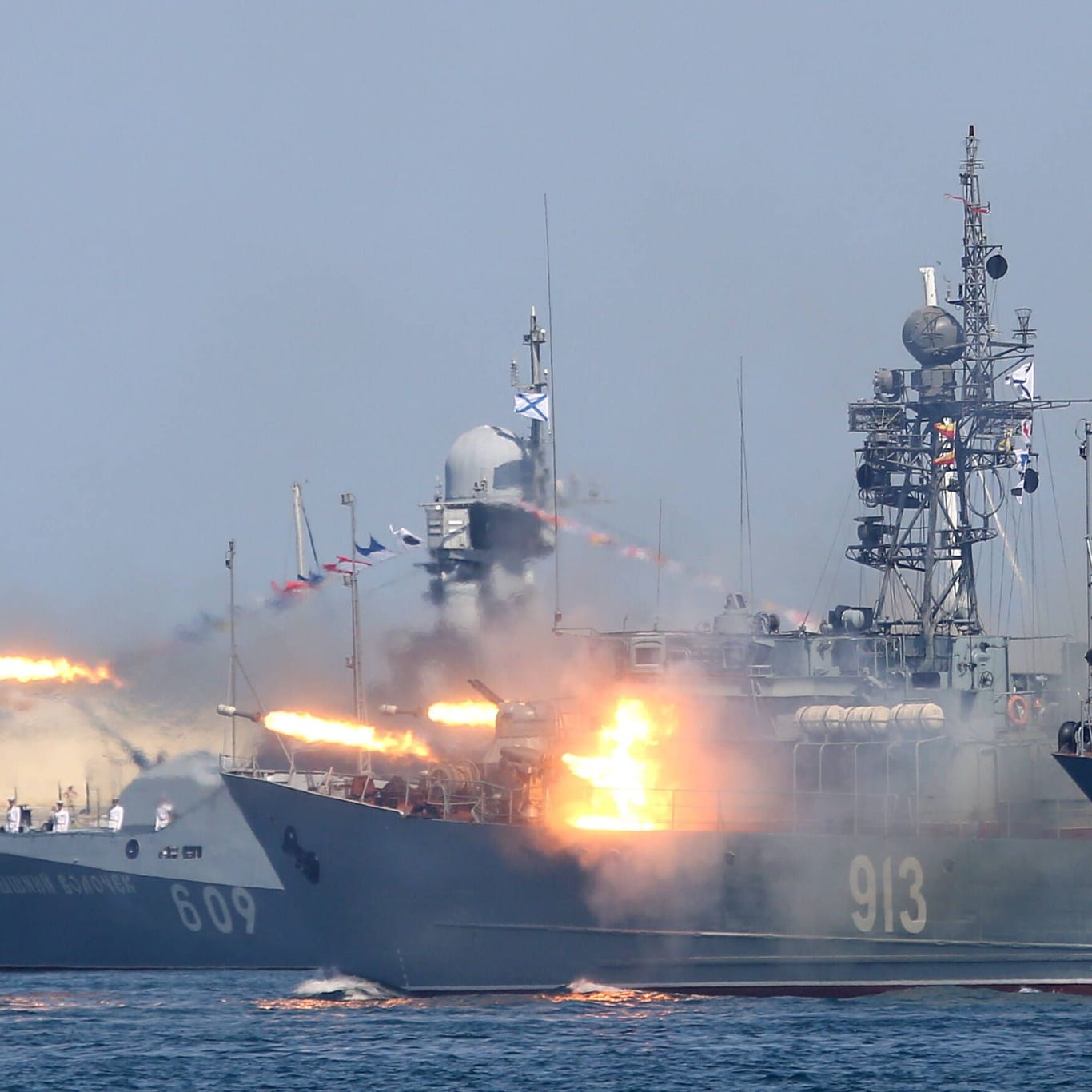 Die Schwarzmeerflotte bei einer Parade (Archivbild): Der Stolz der russischen Marine könnte erneut verlegt werden.