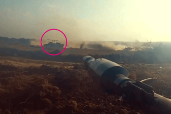 Propagandaaufnahmen der Hamas zeigen, wie Terroristen mit Raketenwerfern auf einen israelischen Panzer feuern.