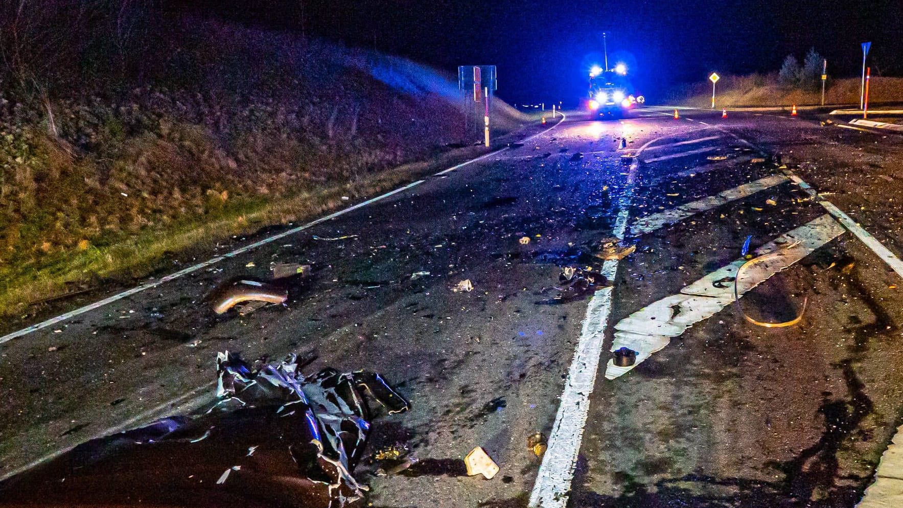 Unfall auf einer Bundesstraße (Symbolbild): Im Kreis Ravensburg fuhr der Lkw-Fahrer einfach weiter.