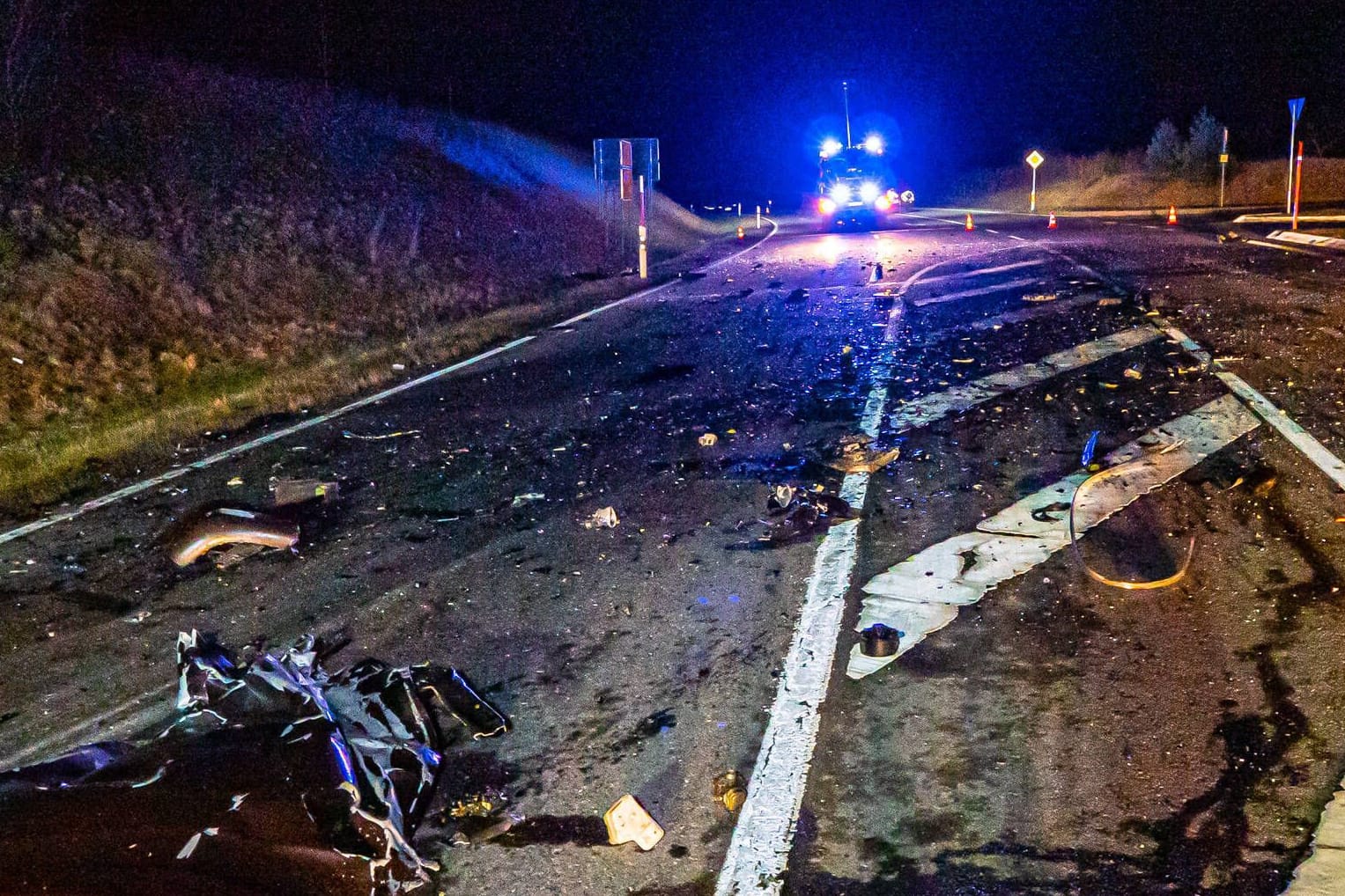 Unfall auf einer Bundesstraße (Symbolbild): Im Kreis Ravensburg fuhr der Lkw-Fahrer einfach weiter.