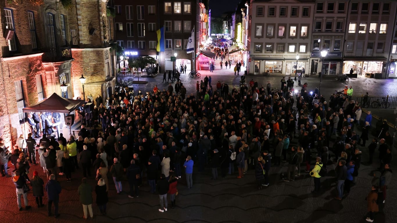 Vor dem Rathaus versammelten sich die Menschen zum Gebet.