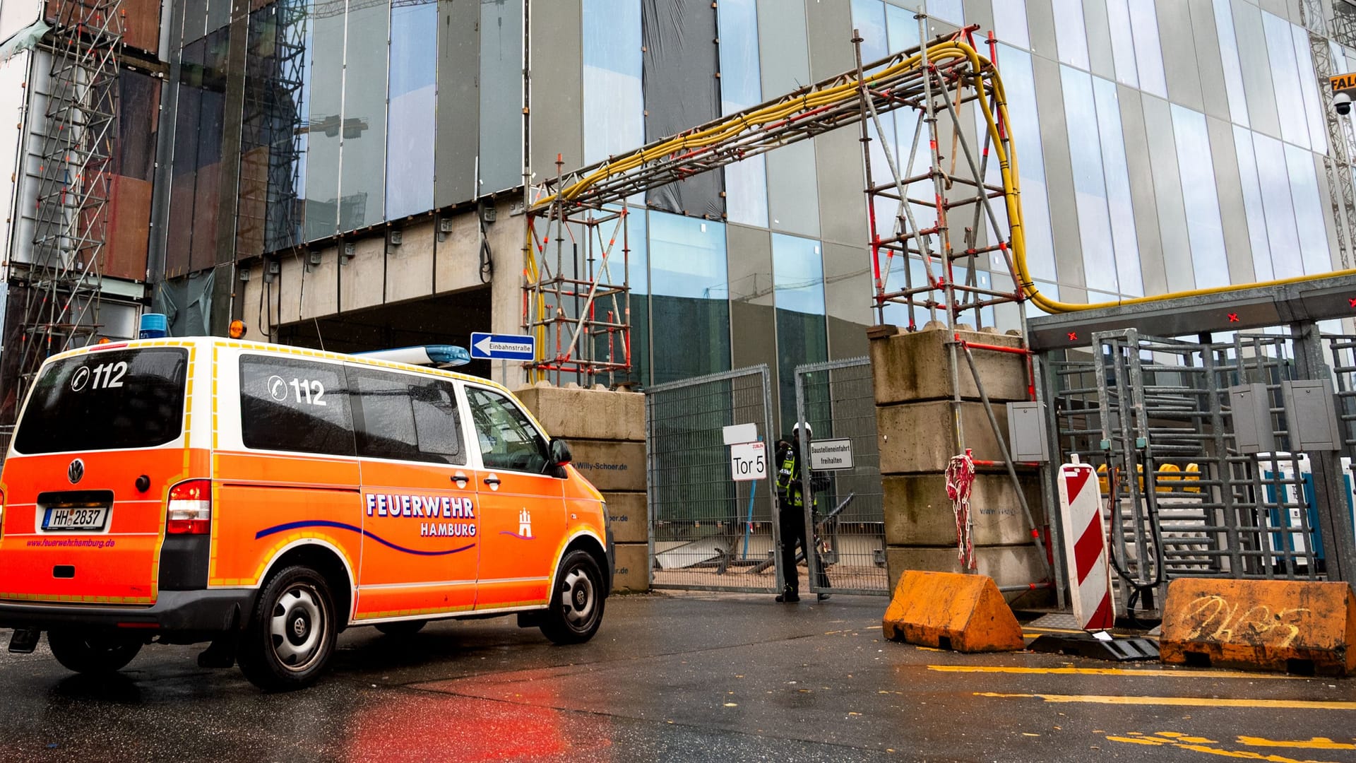 Ein Fahrzeug der Feuerwehr fährt in der Hafencity auf eine Baustelle (Archivbild): Nach dem verheerenden Unfall auf einer Großbaustelle tun sich Fragen auf. Ein Fahrzeug der Feuerwehr fährt in der Hafencity auf eine Baustelle (Archivbild): Nach dem verheerenden Unfall auf einer Großbaustelle tun sich Fragen auf.