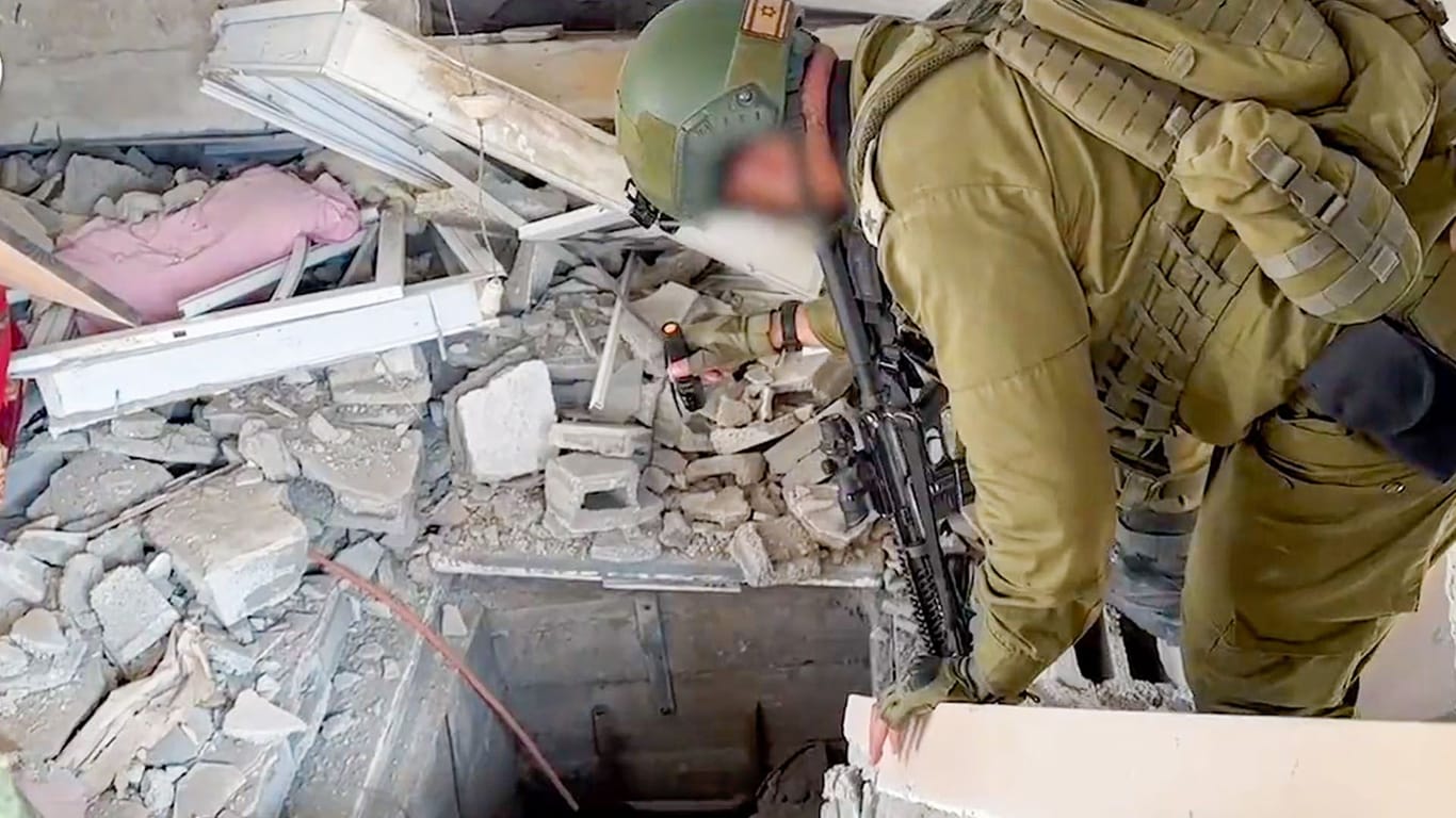 Ein israelischer Soldat inspiziert den Einstieg zu einem neu entdeckten Tunnel.