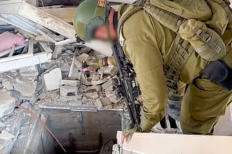 Ein israelischer Soldat inspiziert den Einstieg zu einem neu entdeckten Tunnel.