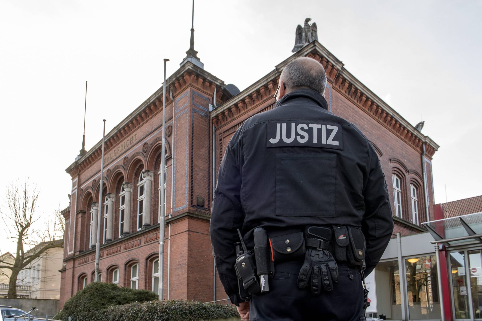 Ein Justizbeamter vor dem Landgericht Verden (Symbolbild): Hier wird der Prozess um den Unfalltod des Zehnjährigen verhandelt.