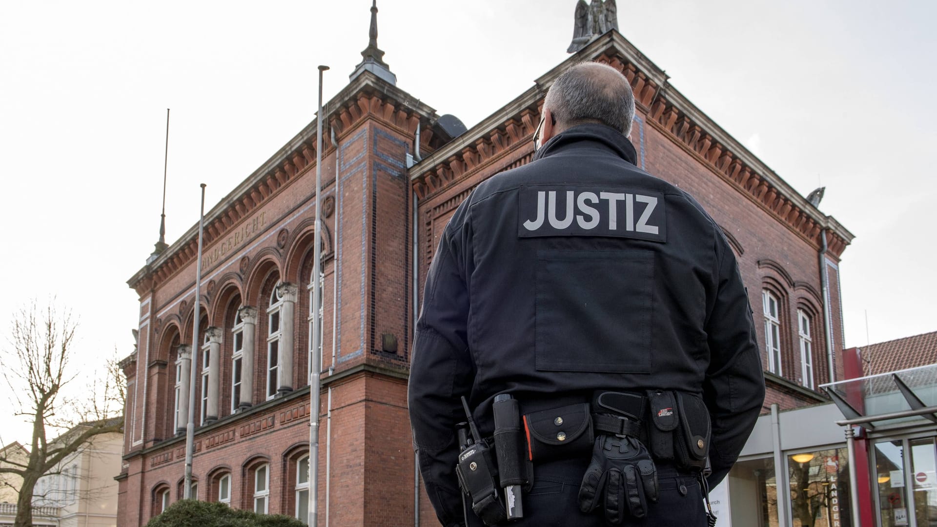 Ein Justizbeamter vor dem Landgericht Verden (Symbolbild): Hier wird der Prozess um den Unfalltod des Zehnjährigen verhandelt.